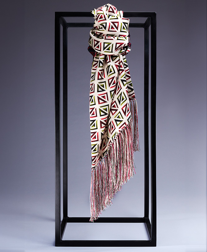 Centered jacquard print scarf with fringes