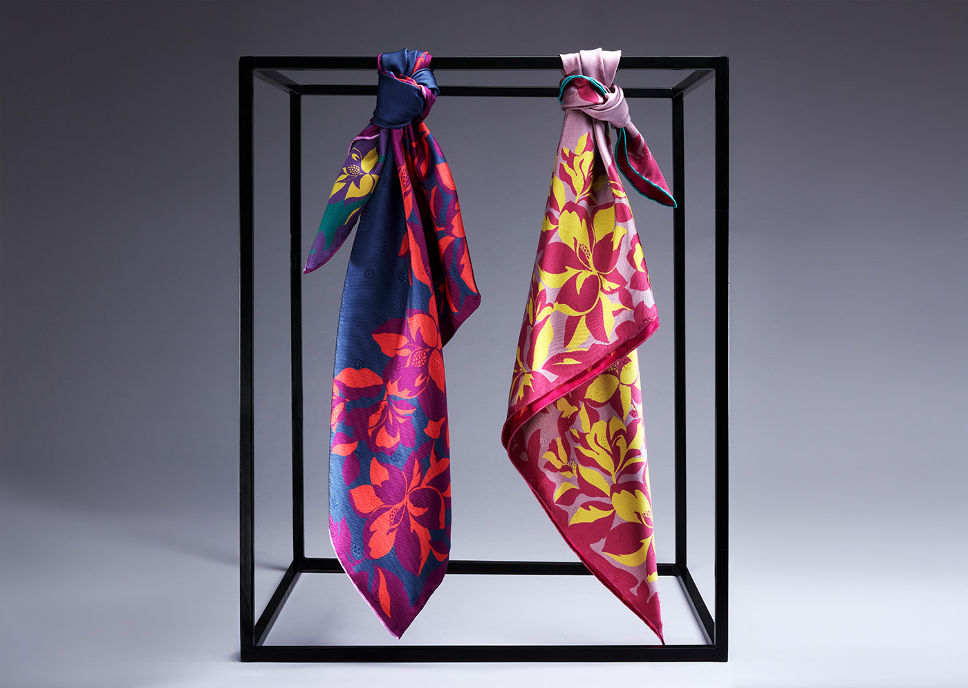 Double synchronized print foulard with hand-finished hem